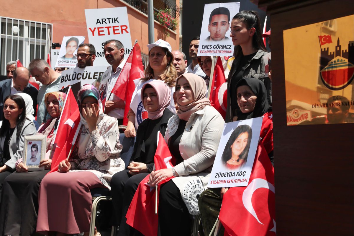 KADEMUrfa's tweet photo. Onurlu direnişleri ile tarihe geçen Diyarbakır Annelerinin, #EvlatNöbeti 1000 gündür devam ediyor.

İnanıyoruz ki annelerin tehdit ve baskılara aldırmayan kararlı  duruşu, terörü bu topraklardan ebediyen silecek.

Merhamet kazanacak, #AnnelerKazanacak! https://t.co/L1hVsnf548