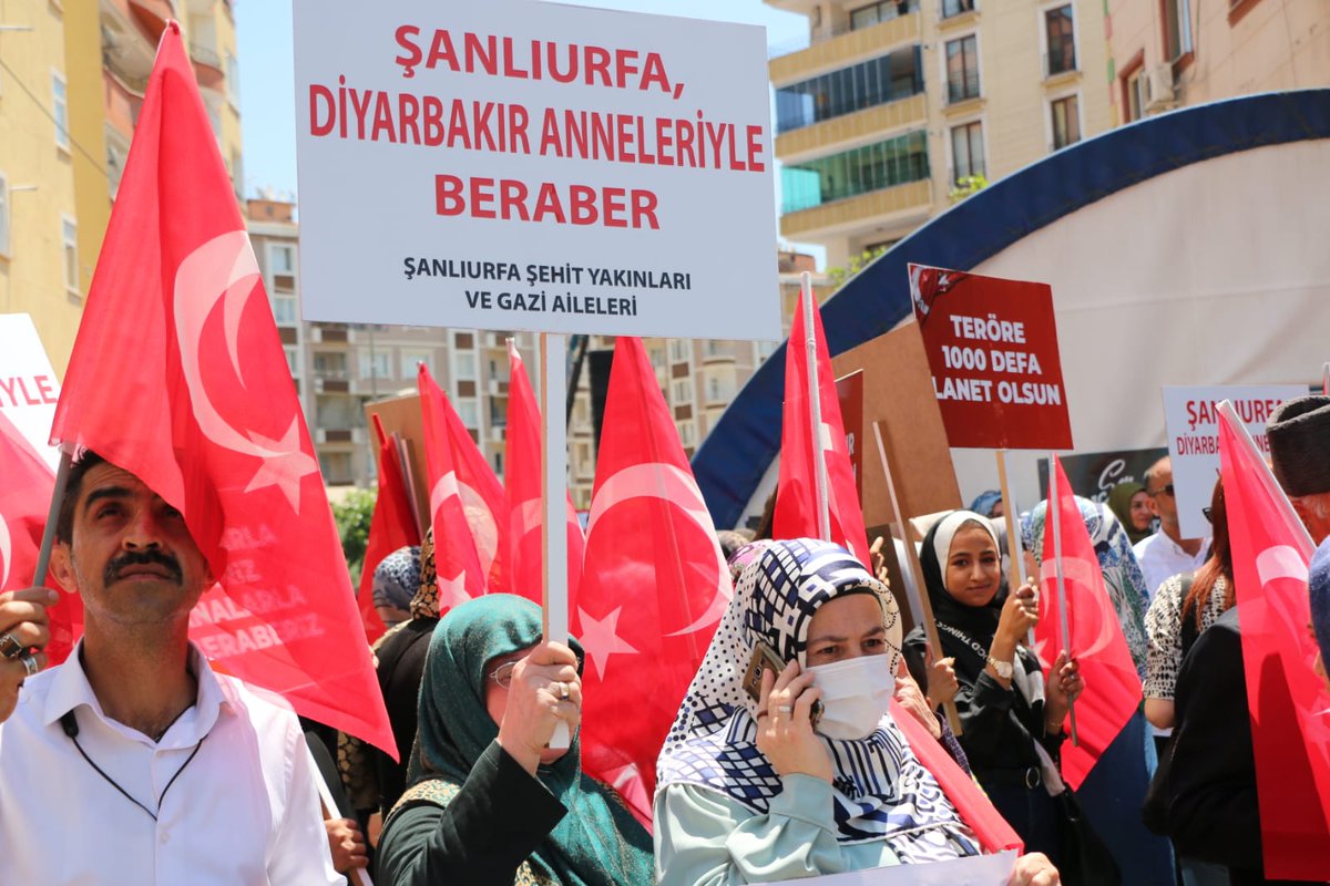Onurlu direnişleri ile tarihe geçen Diyarbakır Annelerinin, #EvlatNöbeti 1000 gündür devam ediyor.

İnanıyoruz ki annelerin tehdit ve baskılara aldırmayan kararlı  duruşu, terörü bu topraklardan ebediyen silecek.

Merhamet kazanacak, #AnnelerKazanacak!