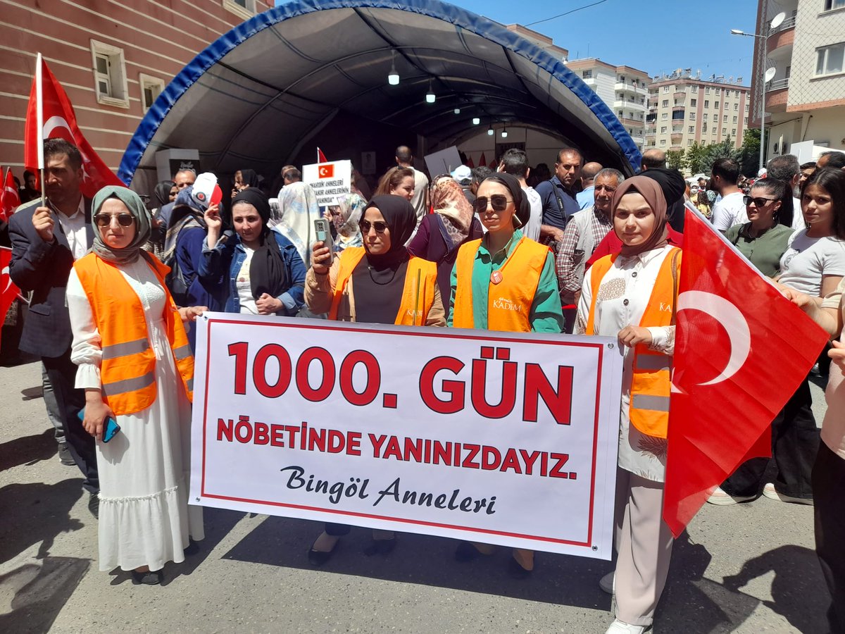 KADEMUrfa's tweet photo. Onurlu direnişleri ile tarihe geçen Diyarbakır Annelerinin, #EvlatNöbeti 1000 gündür devam ediyor.

İnanıyoruz ki annelerin tehdit ve baskılara aldırmayan kararlı  duruşu, terörü bu topraklardan ebediyen silecek.

Merhamet kazanacak, #AnnelerKazanacak! https://t.co/L1hVsnf548