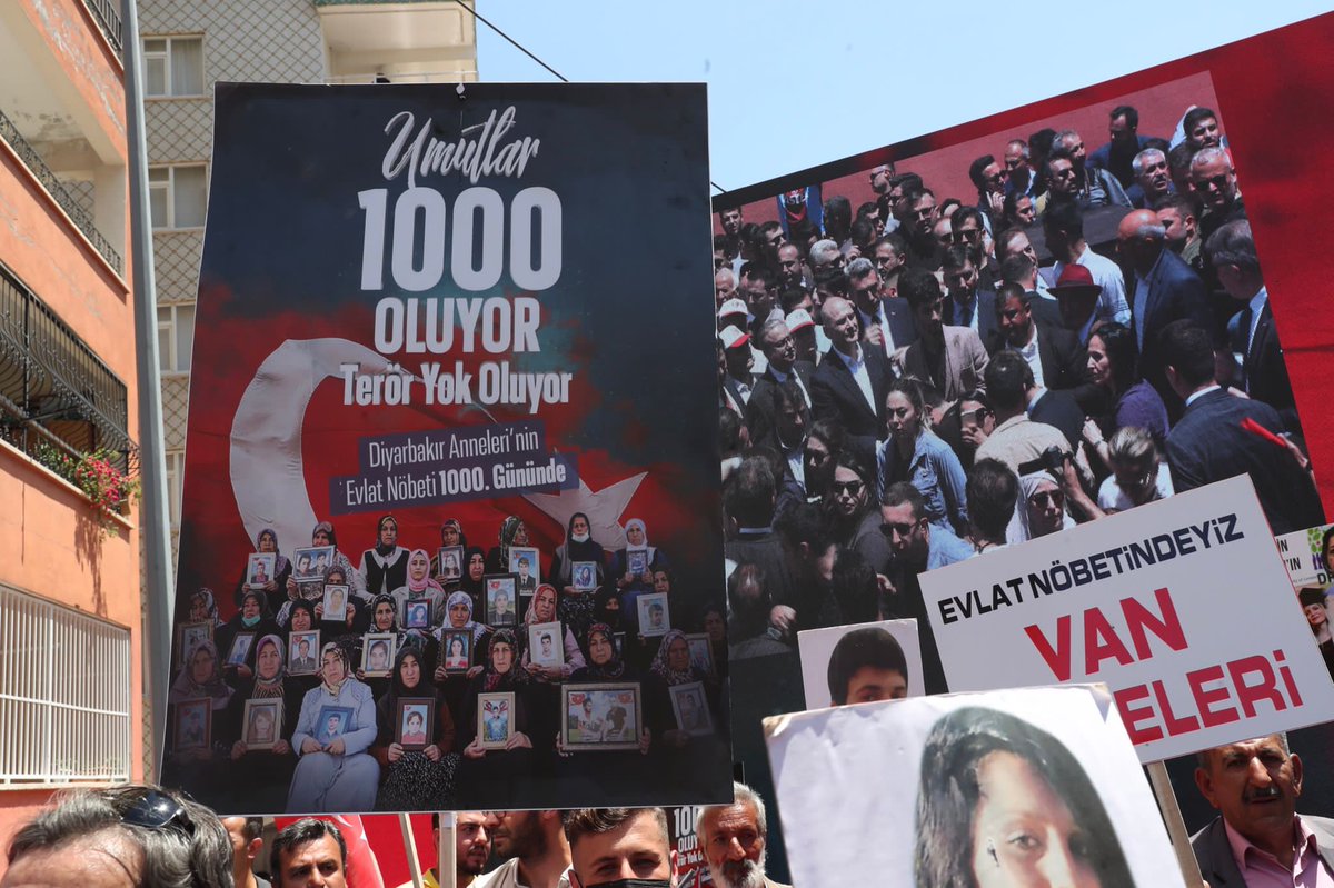 KADEMUrfa's tweet photo. Onurlu direnişleri ile tarihe geçen Diyarbakır Annelerinin, #EvlatNöbeti 1000 gündür devam ediyor.

İnanıyoruz ki annelerin tehdit ve baskılara aldırmayan kararlı  duruşu, terörü bu topraklardan ebediyen silecek.

Merhamet kazanacak, #AnnelerKazanacak! https://t.co/L1hVsnf548