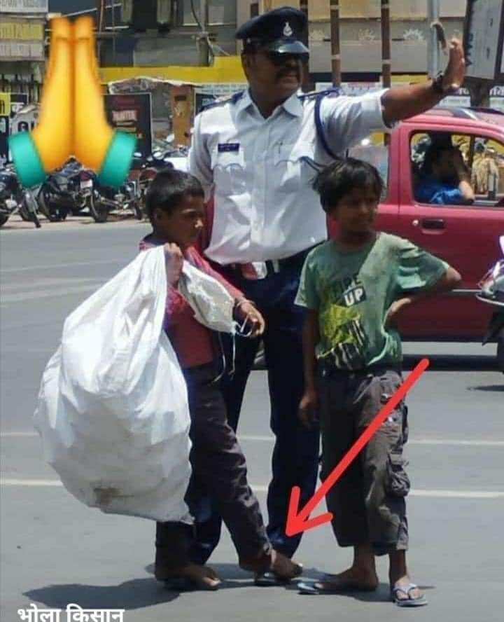 satyaveerssb's tweet photo. जल रही है जमीं जरा अपना खयाल रख।
 जूते है मेरे पास,आ तू मेरे पांव पर पांव रख।
@Vinus_dream #uniform #humanity https://t.co/RAeHaMvecv