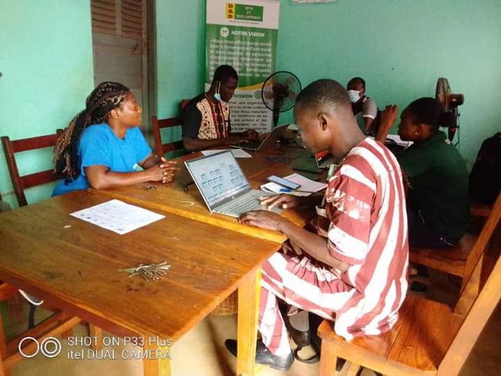 DefisDev_2D's tweet photo. Séance de travail dans le cadre du suivi du projet du “ Renforcement de la Société Civile pour la gouvernance des Droits de l'Enfant ” (Child Right Governance en anglais (CRG)) au Togo, l'ONG Défis 
@Tgtwittos
@PlanIntTogo #ASDI @DefisDev_2D https://t.co/L4xE213Y16