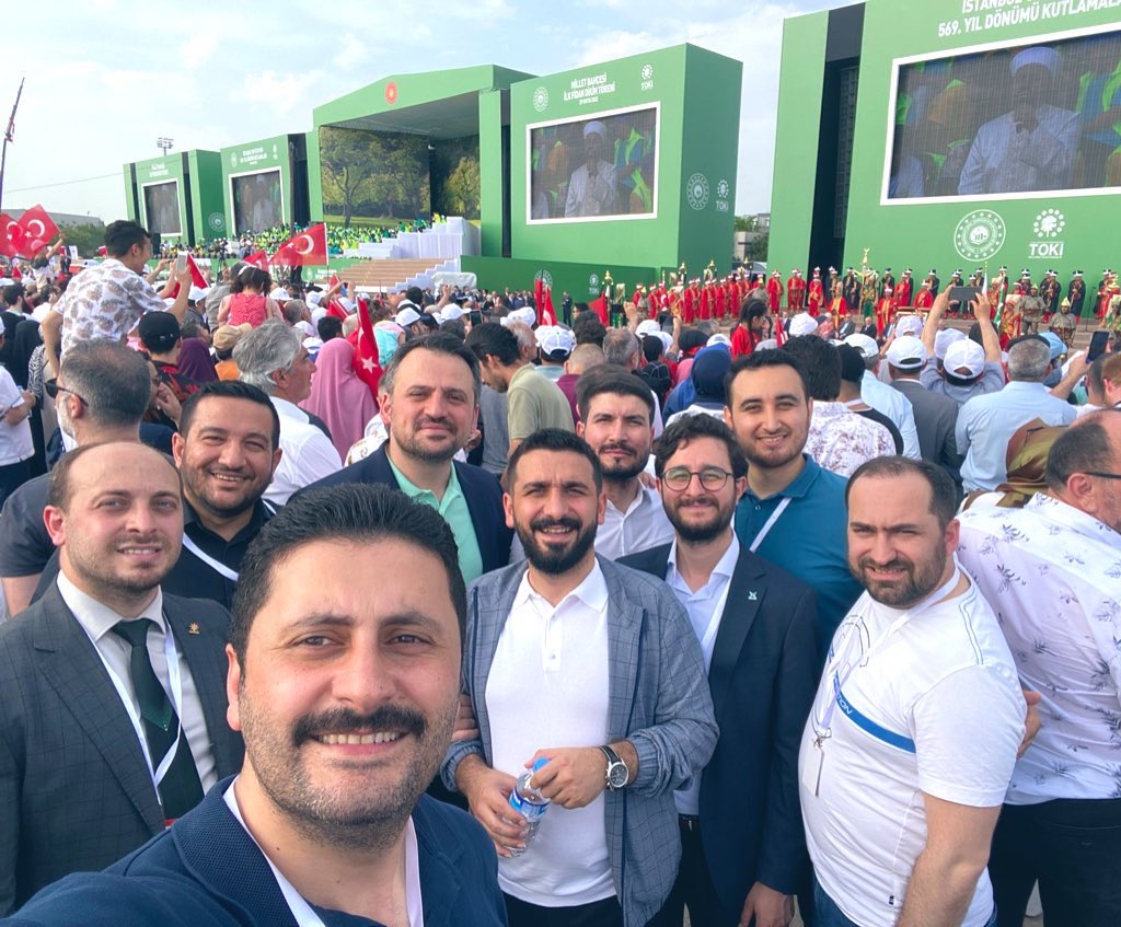 eminogluenes's tweet image. Türkiye’nin en kapsamlı projelerinden birine daha şahitlik ediyoruz.🪴

Büyük fethin 569. yıl dönümünde, Cumhurbaşkanımız Sn. @RTErdogan’ın teşrifleriyle, Türkiye’nin en büyük Millet Bahçesi’nin ilk fidanlarının can suyu verildi.💦

2053 vizyonuna adım adım💪

#85MilyonunBahçesi