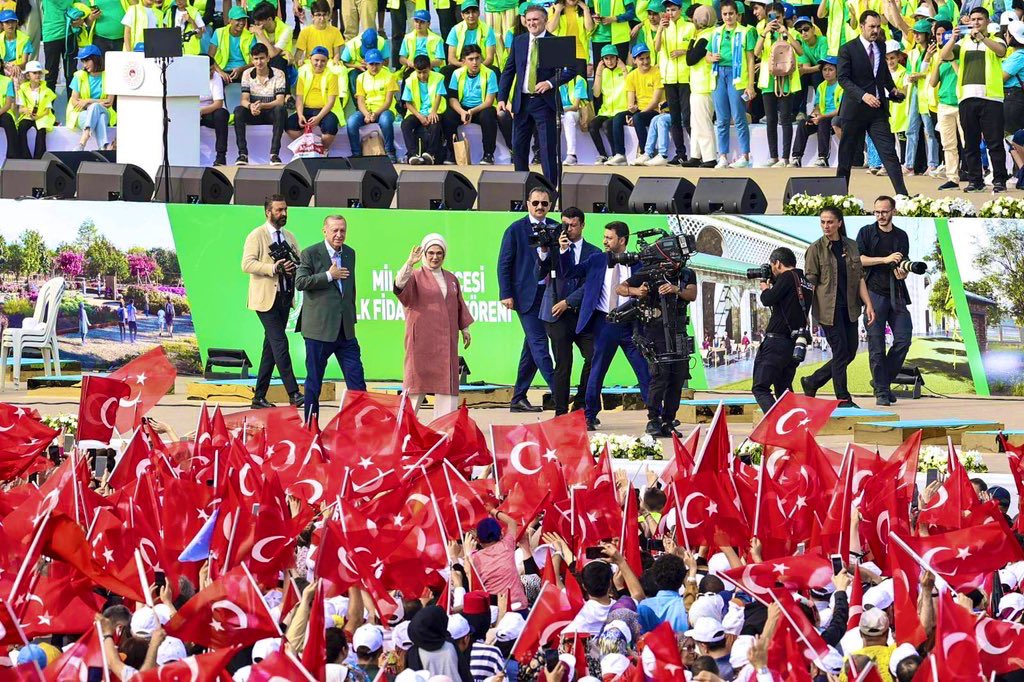 eminogluenes's tweet image. Türkiye’nin en kapsamlı projelerinden birine daha şahitlik ediyoruz.🪴

Büyük fethin 569. yıl dönümünde, Cumhurbaşkanımız Sn. @RTErdogan’ın teşrifleriyle, Türkiye’nin en büyük Millet Bahçesi’nin ilk fidanlarının can suyu verildi.💦

2053 vizyonuna adım adım💪

#85MilyonunBahçesi