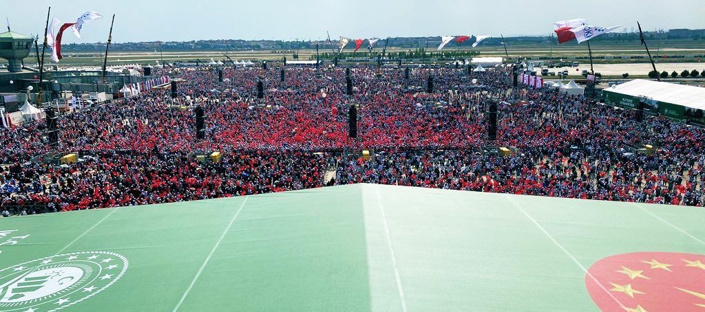 eminogluenes's tweet image. Türkiye’nin en kapsamlı projelerinden birine daha şahitlik ediyoruz.🪴

Büyük fethin 569. yıl dönümünde, Cumhurbaşkanımız Sn. @RTErdogan’ın teşrifleriyle, Türkiye’nin en büyük Millet Bahçesi’nin ilk fidanlarının can suyu verildi.💦

2053 vizyonuna adım adım💪

#85MilyonunBahçesi