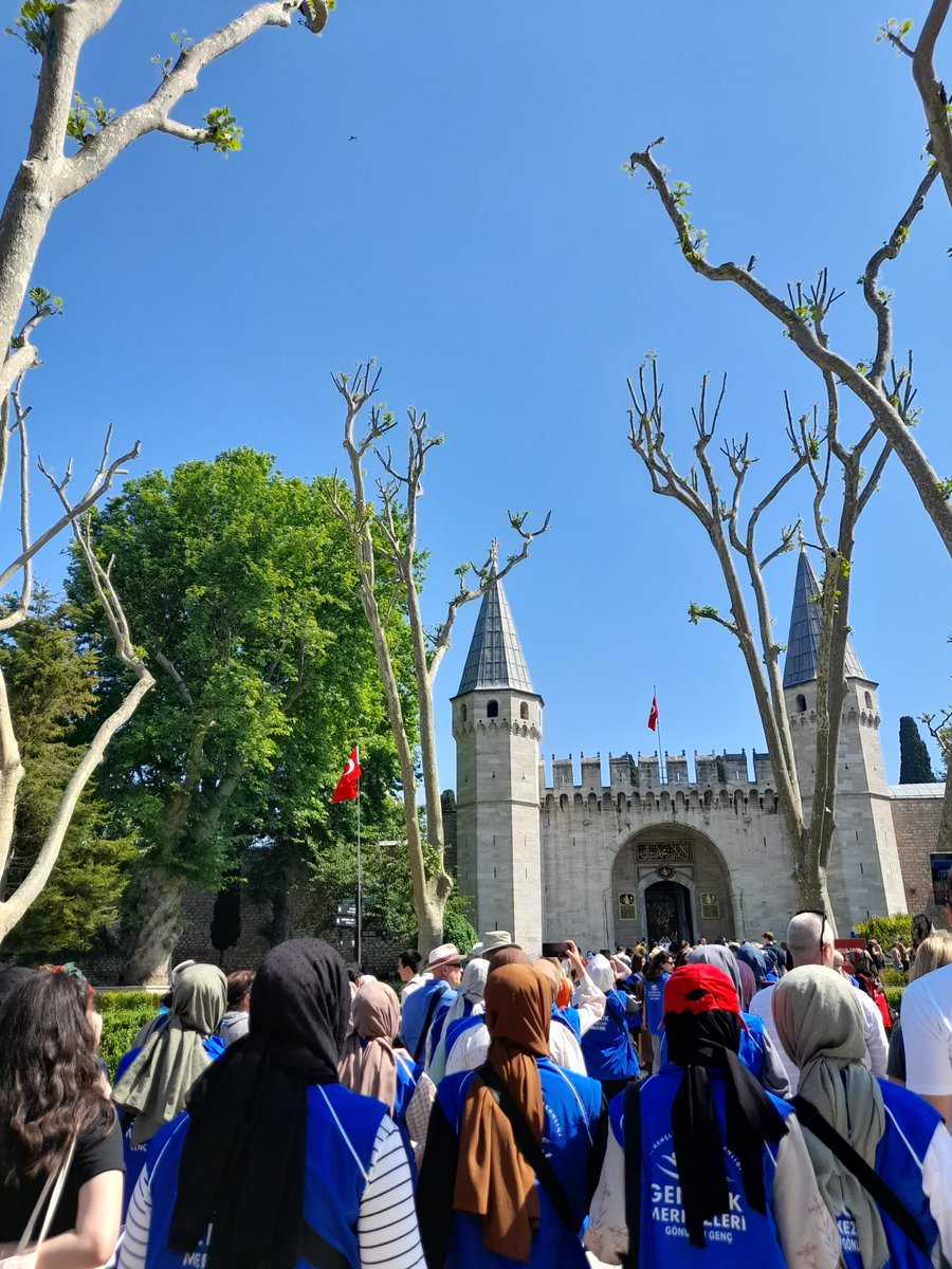 #GençlikEcdadınİzinde

Fethin 569. yılında; konserler, söyleşiler, tarih ve kültür gezileri için 81 ilden gençlerimiz İstanbul'da...

Fatih Sultan Mehmet Han’ı rahmet ve minnetle yâd ediyoruz.
#BuFetihSenin