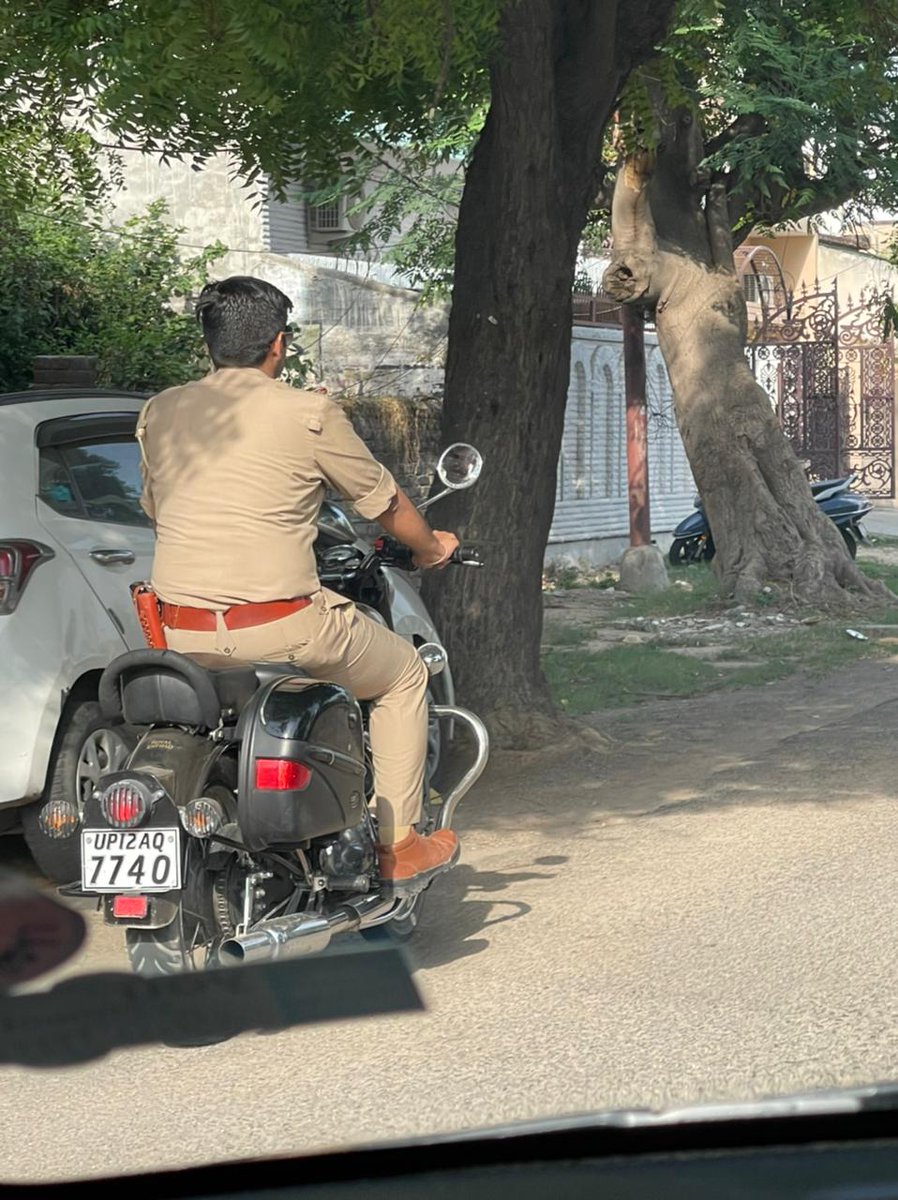AkashSa57363793's tweet photo. जनता तो लगभग लगभग हेल्मेट लगाना सीख गई है या फिर कानून के डर से हेल्मेट लगाने लगी है पर ये पुलिस वाले कब हेल्मेट लगाना सीखेंगे या नहीं,तस्वीरे पराग चौराहा कानपुर रोड की बतायी जा रहीं है और वैसे भी तस्वीरे कहीं की भी हो पुलिस वाले हेल्मेट लगाते ही कब है 
@Uppolice @kanpurnagarpol https://t.co/QxXjkmcwvo