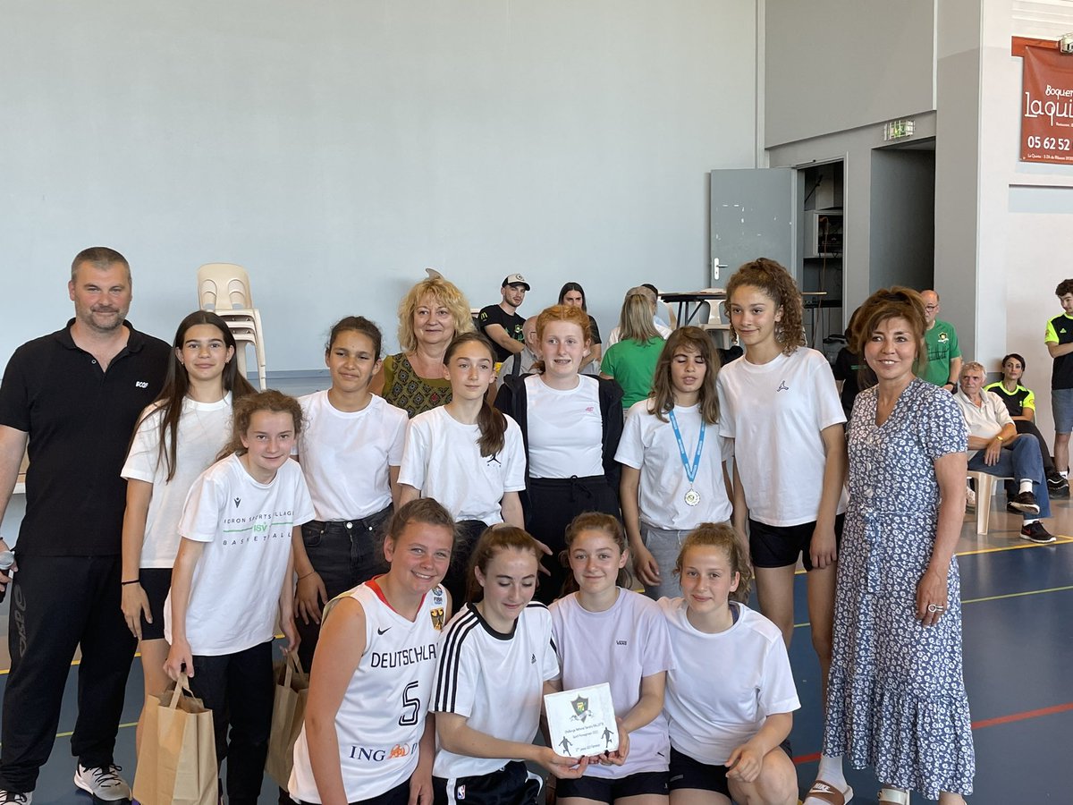 CorinneVignon's tweet photo. ⛹️‍♂️Heureuse de remettre leurs 🥇aux jeunes basketteuses qui ont traversé la 🇫🇷pour venir se challenger pendant 2 jours à Quint-Fonsegrives à l’occasion du 5éme Challenge National Sandro Ballotta U13

Merci aux organisateurs pour leur dévouement au service du sport et des jeunes https://t.co/8dwpGCSuKR