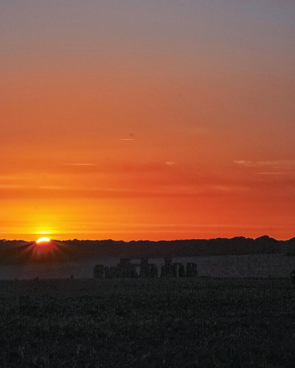 nataliejerasmus's tweet photo. Just a couple of rocks in a field at sunrise 🗿☀️ #Stonehenge               #heritage #solstice #summersolstice #sunrise #photography #photooftheday #nature #outdoors https://t.co/yd2FEpafYN