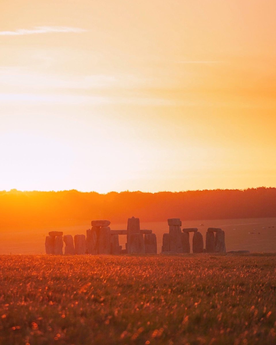 nataliejerasmus's tweet photo. Just a couple of rocks in a field at sunrise 🗿☀️ #Stonehenge               #heritage #solstice #summersolstice #sunrise #photography #photooftheday #nature #outdoors https://t.co/yd2FEpafYN