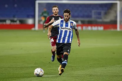 "MIGUELÓN". Se rompe más que la raqueta de McEnroe. Se le ha visto menos que el que fue a por tabaco y no volvió. Es como el buen vino...Reserva. No es el titular ni de la línea de su móvil. Le llegó una carta para ser presidente de mesa electoral, y también fue suplente. #rcde