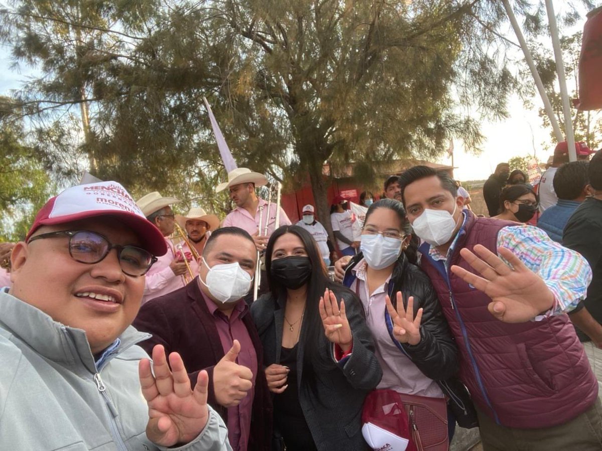 Cristin24218841's tweet photo. .@mario_delgado El de la izquierda, no es la misma marrana alcohólica que hace campaña para @juliomenchaca_ ? https://t.co/lNrceu4kII
