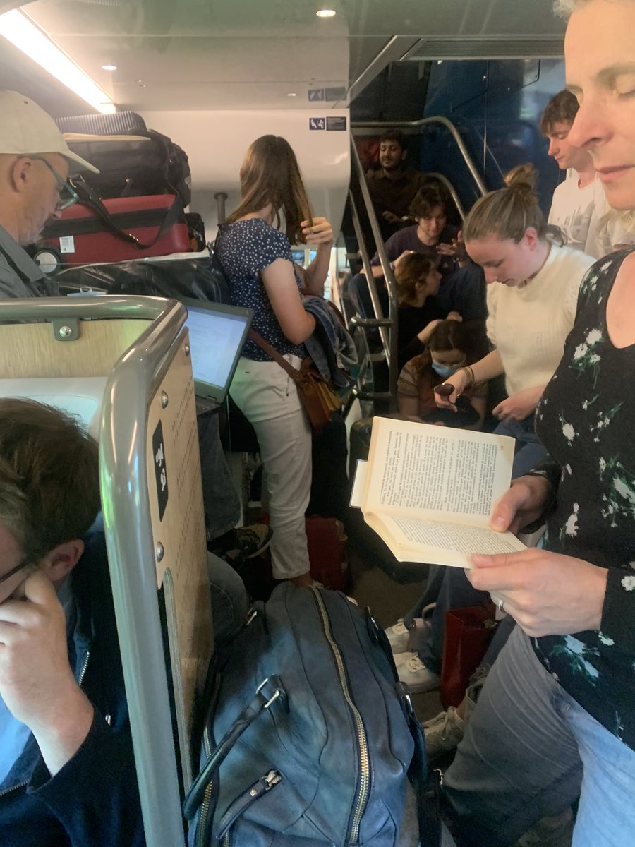 Carosfflt's tweet image. Mesdames et Messieurs:✨la SNCF✨
800 voyageurs qui ont leur billets, pour 400 places assises, la moitié des voyageurs y compris des enfants ou des personnes âgées obligés de voyager assis par terre ou debout pendant presque 3h, une HONTE !!! 🤬🤬🤬  @SNCF