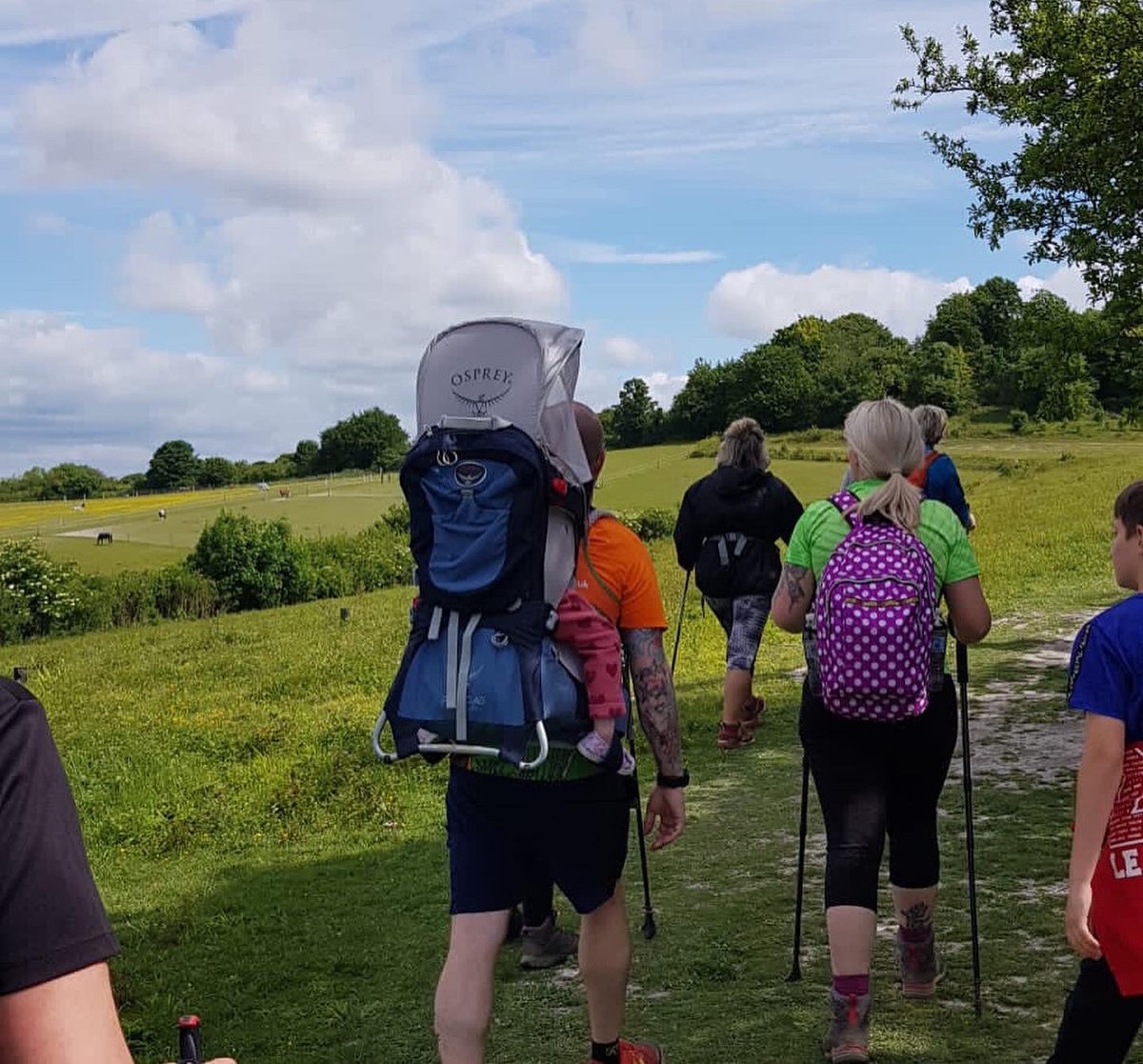 Pacing4Pat350's tweet photo. Sunday stroll (7 miles across the #chilternridge) thank you @scourtney51 for organising it. #whiteleafcross #princesrisborough #wendoverhighstreet #wendover #halton #walking #support #raffle #MentalHealthMatters #MentalHealthAwareness #SuicidePrevention @house_hectors https://t.co/ky24f6VLrZ