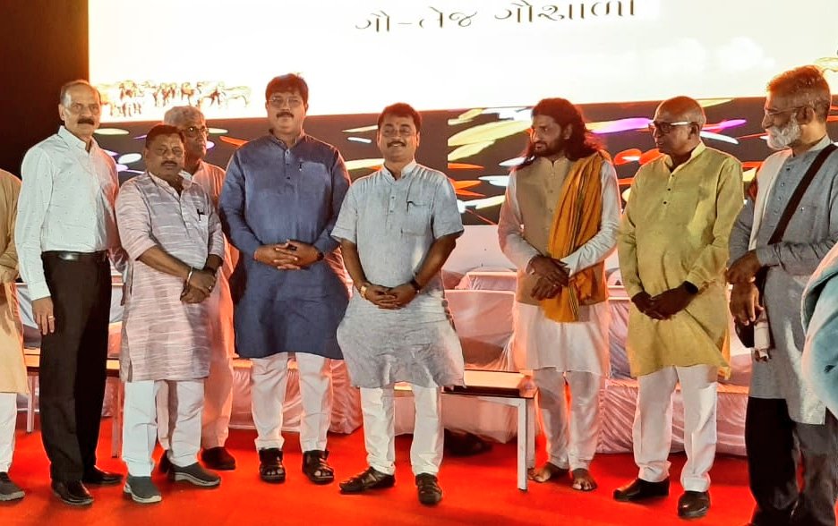 AmitThakerBJP's tweet photo. यया सर्वमिदं व्याप्तं जगत् स्थावरजङ्गमम्।
तां धेनुं शिरसा वन्दे भूतभव्यस्य मातरम्॥

આપણા સૌના માટે ગાય એ પ્રાણી  નથી પરંતુ આપણી માતા સમાન છે એવા દુર્લભ ભાવ સાથે આણંદ જિલ્લાના મોરડ ખાતે પૂ. નામદેવ ભગતના અધ્યક્ષ સ્થાને ગૌ-તેજ ગૌશાળાના ઉપક્રમે આયોજીત ગૌ વિષ્ણુયાગ તથા https://t.co/f9lNInv79o