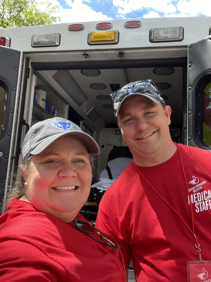 Buffalo_AT's tweet photo. Another healthy and safe Buffalo Marathon in the books! Great interprofessional teamwork with AT students, AT faculty, clinical AT staff, Emergency Medicine Residents, Primary Care Sports Medicine Fellow and Paramedics! #UBuffalo #UBSPHHP #IPCP https://t.co/8By9sNXOdE