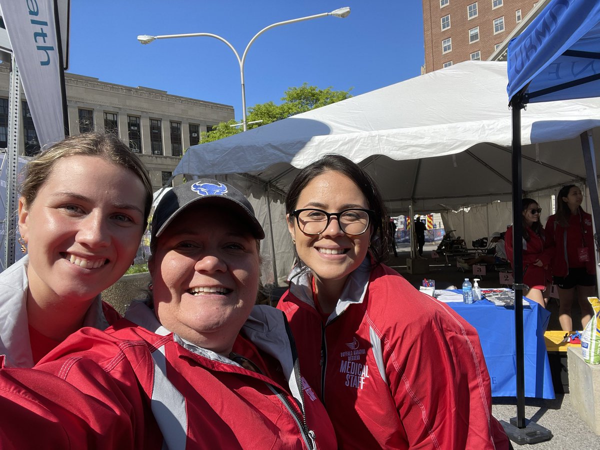 Buffalo_AT's tweet photo. Another healthy and safe Buffalo Marathon in the books! Great interprofessional teamwork with AT students, AT faculty, clinical AT staff, Emergency Medicine Residents, Primary Care Sports Medicine Fellow and Paramedics! #UBuffalo #UBSPHHP #IPCP https://t.co/8By9sNXOdE