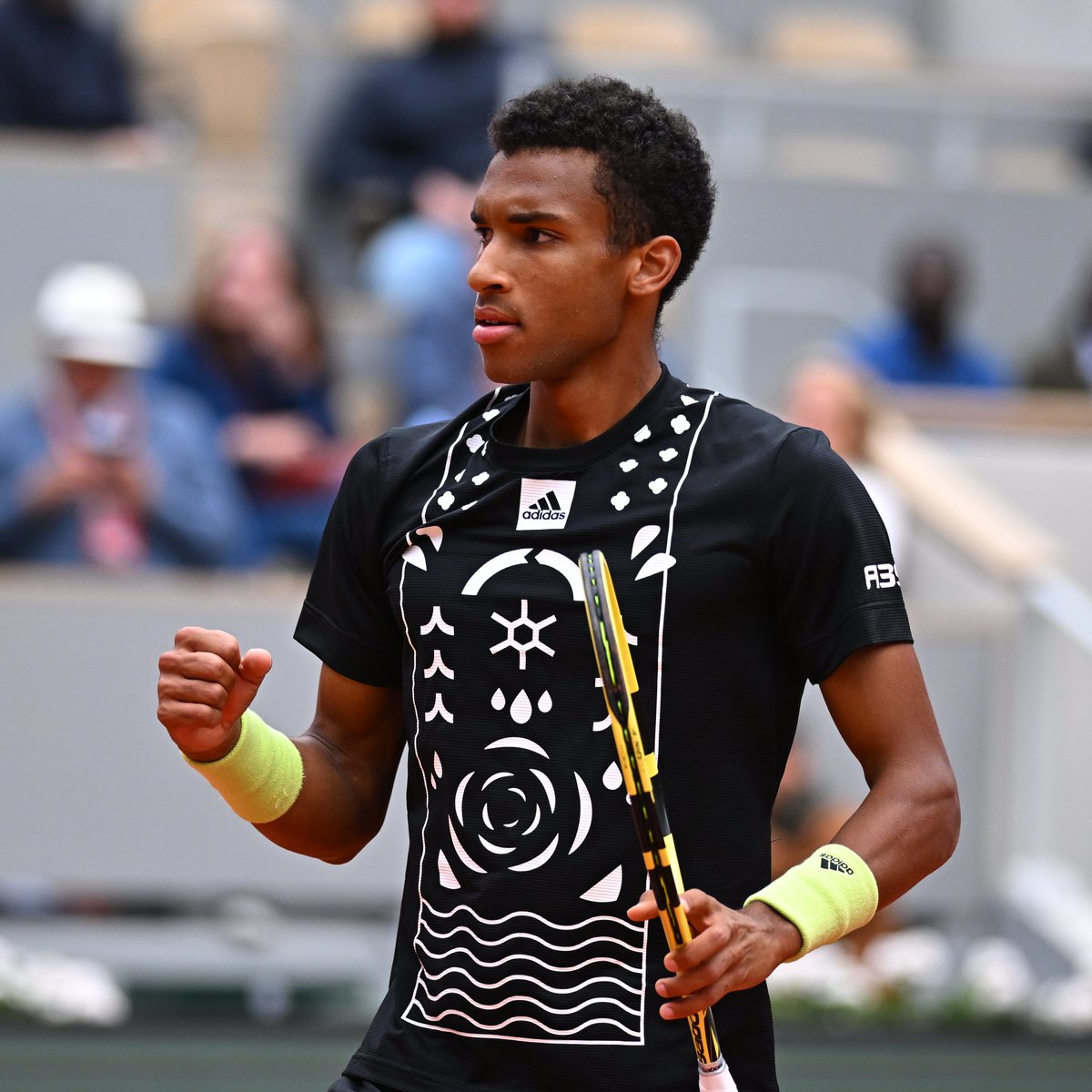 rolandgarros's tweet photo. Comeback kid π¨π¦
Auger-Aliassime hits the reset button and climbs to the 3-1 lead
#RolandGarros https://t.co/LgADg140hL