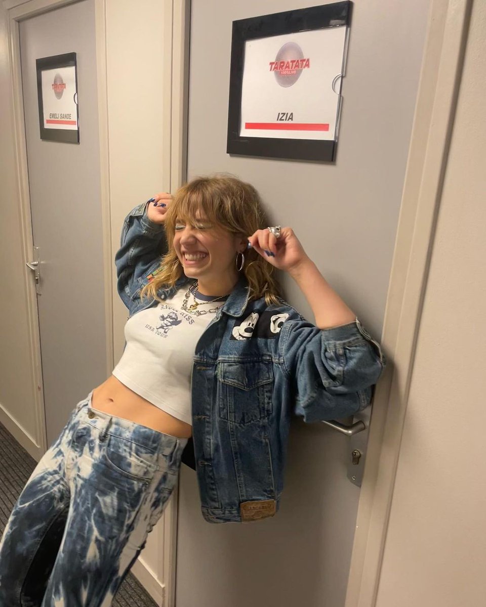 IZÏA HIGELIN (@iziamusic) on Twitter photo .<a href="/Taratata/">Taratata Officiel</a> !!! C’était si bon de rejouer en live devant du public, d’avoir des paillettes sur les yeux et de faire COMPLICATED AMEN avec baby @Anabenabs
❤️🔥🔥
Replay ici ➡️ mytaratata.com/artistes/izia/…
Love à mon équipe en 🔥
(Promis j’ai d’autres vestes en jean mais on s'aime) .<a href="/Taratata/">Taratata Officiel</a> !!! C’était si bon de rejouer en live devant du public, d’avoir des paillettes sur les yeux et de faire COMPLICATED AMEN avec baby @Anabenabs
❤️🔥🔥
Replay ici ➡️ mytaratata.com/artistes/izia/…
Love à mon équipe en 🔥
(Promis j’ai d’autres vestes en jean mais on s'aime)