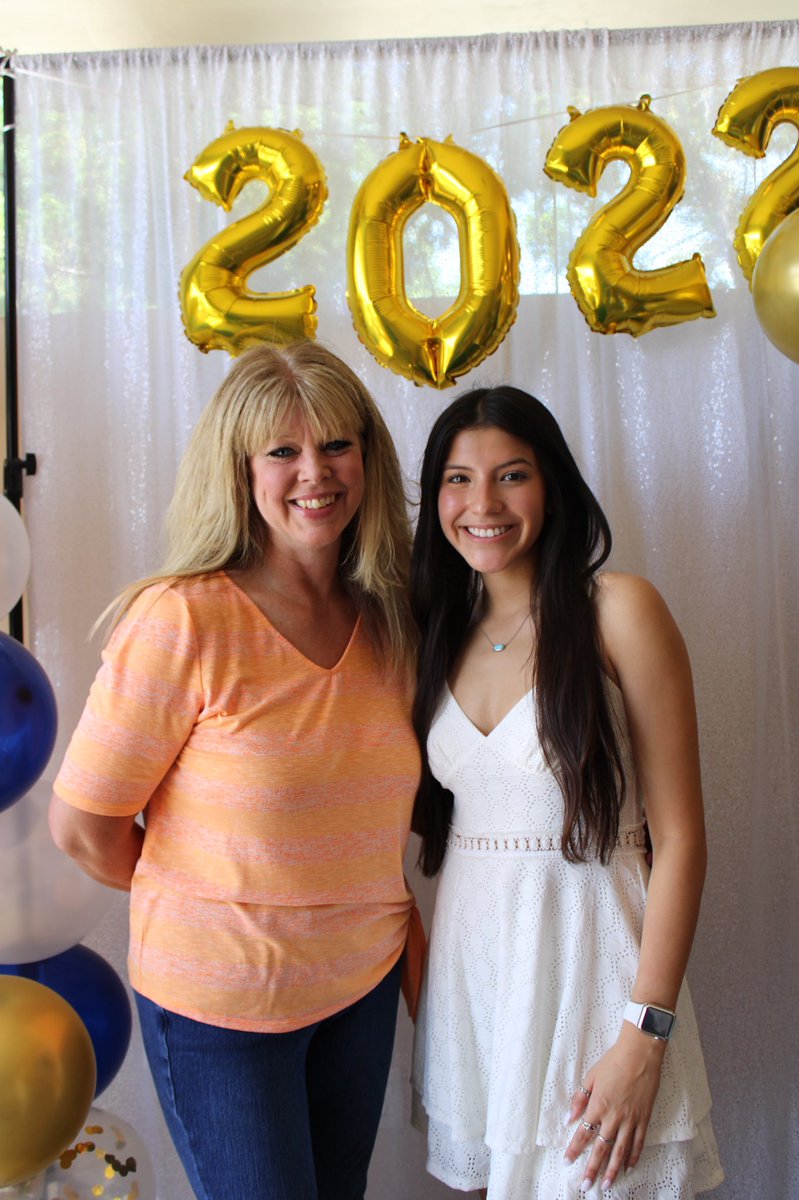 Lennett08's tweet photo. @KleinISD Educators who go above and beyond to celebrate a former student’s graduation. Thank you @mankantrujillo @CoachAtkins27 Mrs Randolph, Mr Ho, Mrs Snyder. Gabby is so blessed to have had you educate her. #promisetopurpose #CollinsGrad22 https://t.co/6Vdn7Dmc2z