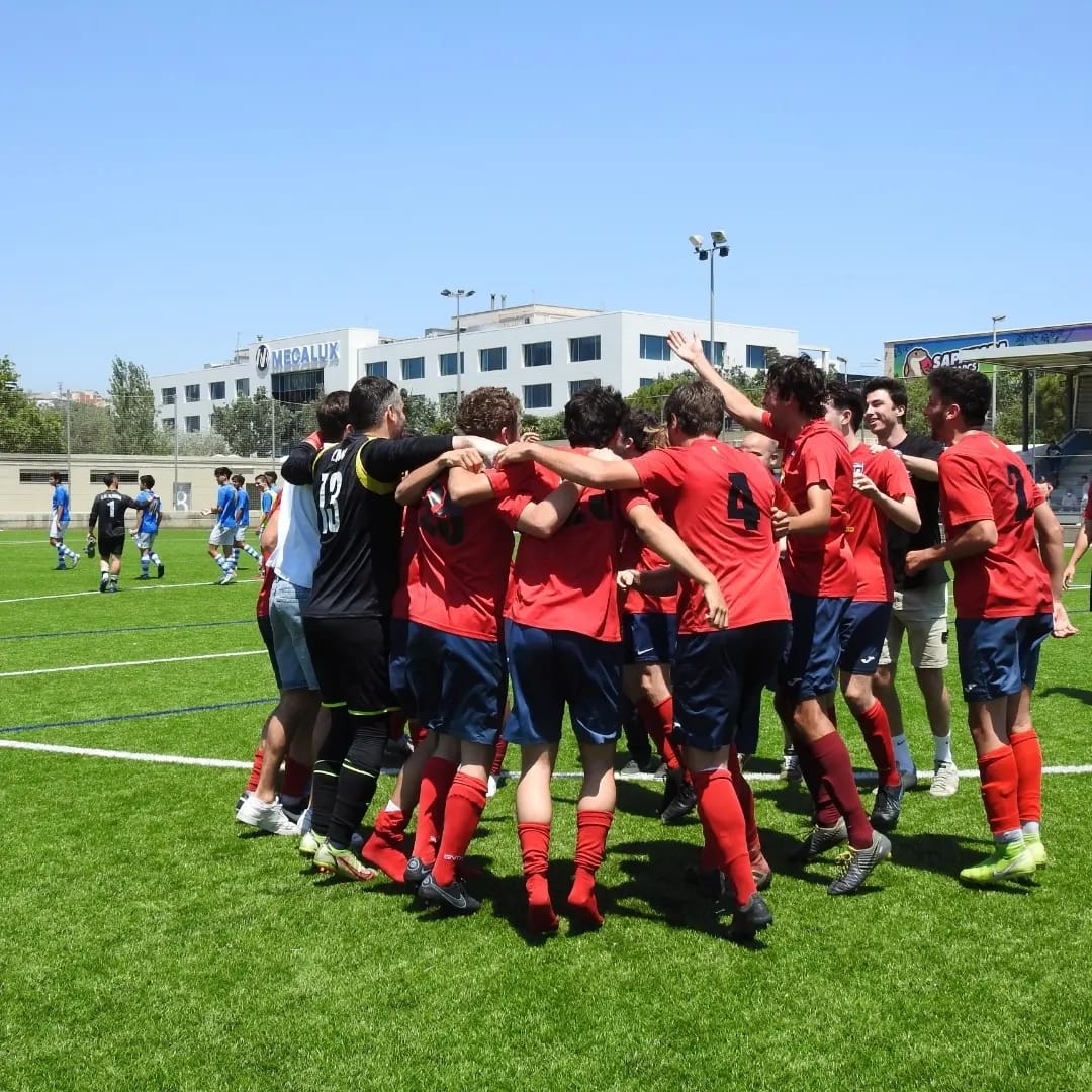 Campeones de #2cat3 Orgulloso del camino realizado <a href="/cpsarria/">CP Sarrià</a> 26 tíos que han sabido sumar en todo momento. Gran grupo humano. Enhorabuena equipo! Gracias Staff!