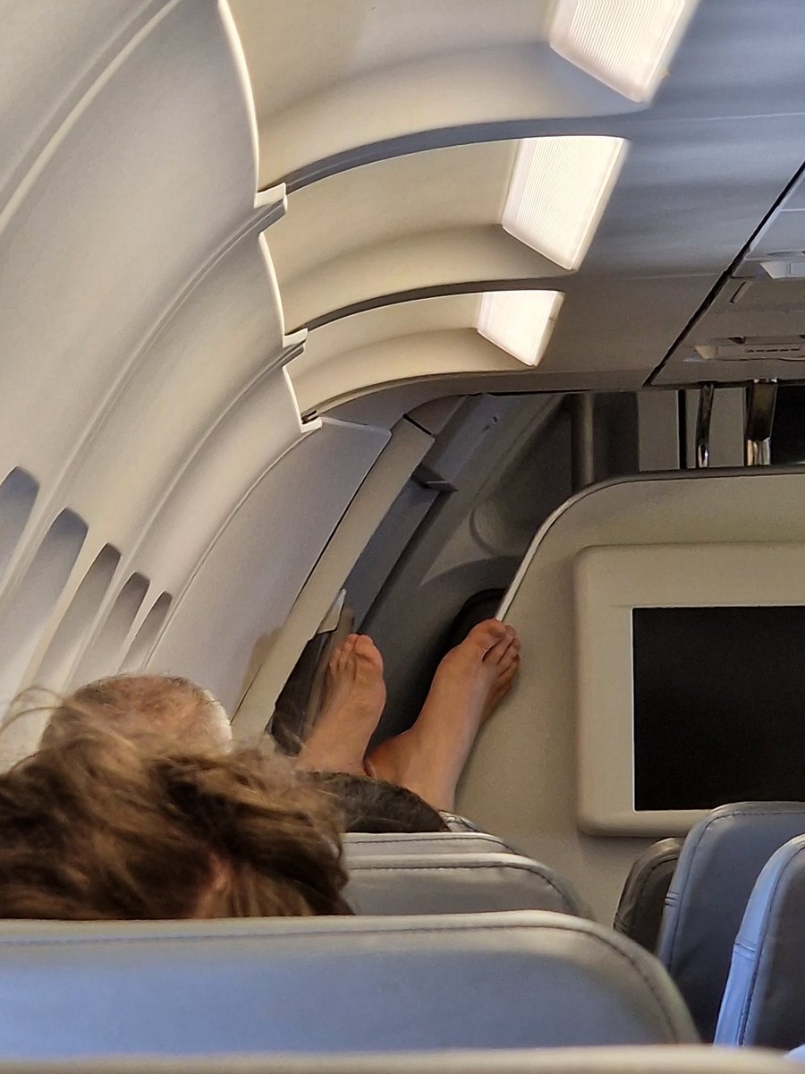 Randomizer3_14's tweet image. Lo del espacio en los asientos aún, pero esto @Ryanair_ES?