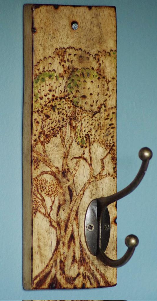 Original4UU's tweet photo. Check out Rustic coat hook hand drawed and burned https://t.co/e87EGvtOBx #eBay via @eBay_UK #pirography #coathook #rustichook #cottage #farmhouse #rusticstyle #kitchenhook https://t.co/D4AXLvotzV