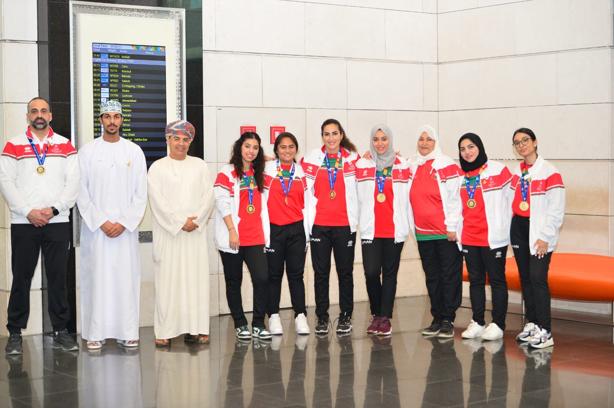 OmanOlympics's tweet photo. 📸| منتخبنا الوطني للبادل المتوج بذهبية منافسات البادل للسيدات في #دورة_الألعاب_الرياضية_الخليجية_الثالثة بـ #الكويت يصل إلى #السلطنة، وكان في استقبالهم الفاضل/ عبدالله بامخالف أمين صندوق #اللجنة_الأولمبية_العُمانية. https://t.co/wnyZeTWM3P