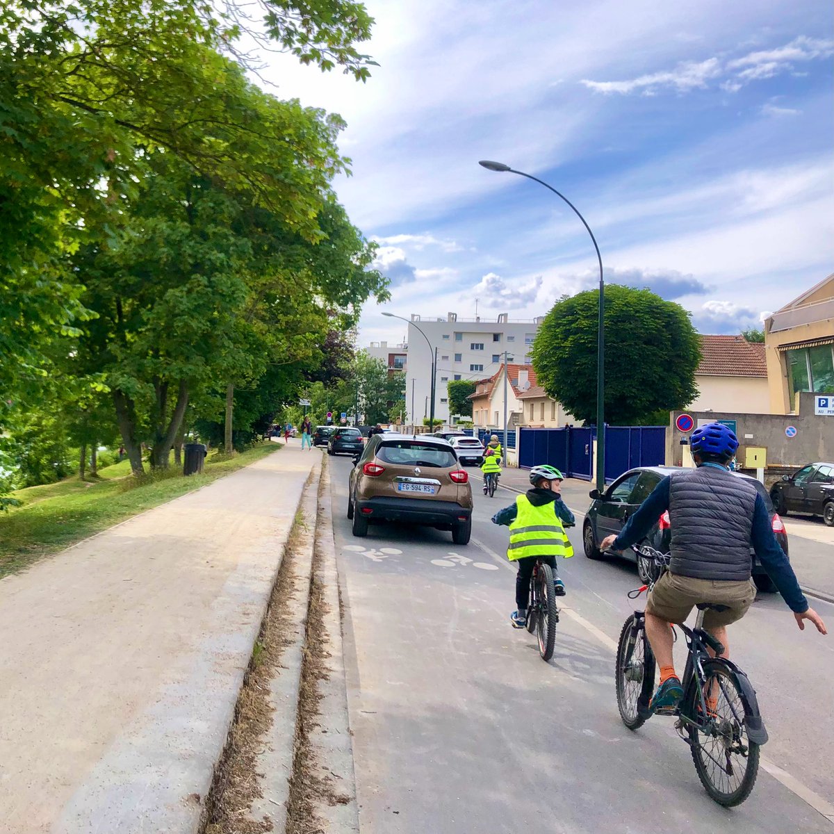 ClineVercelloni's tweet photo. Quand les voitures (3 à la suite) se garent sur les pistes cyclables à #stmaur, il y a un vrai risque pour les cyclistes. La preuve par l’image. 
#velo #Transport #transition https://t.co/kmQ299YCvj