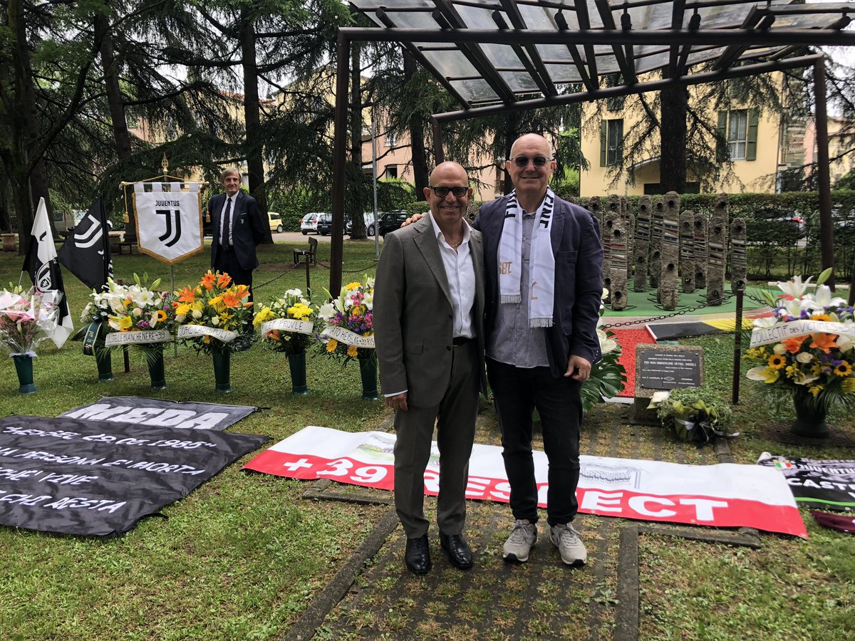 Oggi presente alla commemorazione delle vittime dell’Heysel, organizzato dal Comitato di Reggio Emilia.
Con piacere e commozione assieme <a href="/GAMBELLIRic/">RICCARDO GAMBELLI</a> ho letti i nomi dei 39 angeli.
Per non dimenticare mai… #stellebianconere
