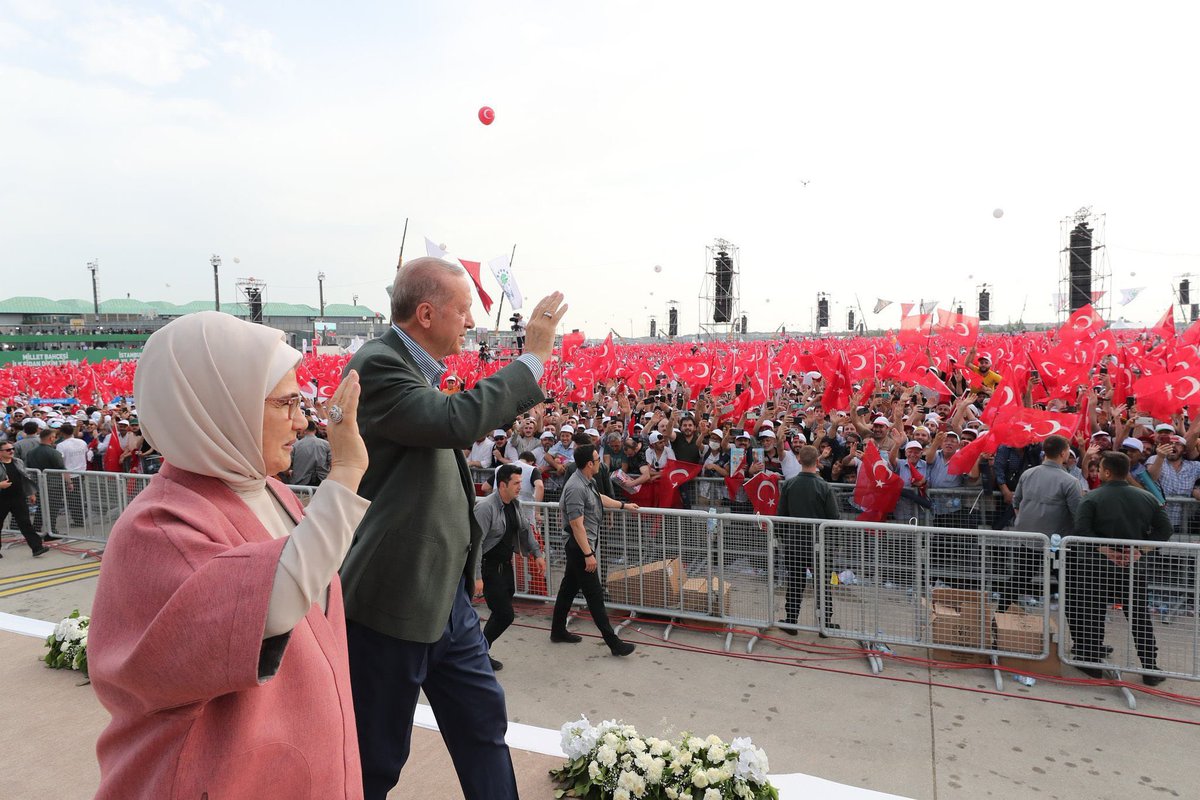 avhakankurt's tweet photo. “Perşembenin gelişi, Çarşambadan belli olur imiş.”

2023’te yine, yeniden Başkan @RTErdogan.

#Fetih1453 
#İstanbulunFethi
#85MilyonunBahçesi https://t.co/dH3jY3Kia1