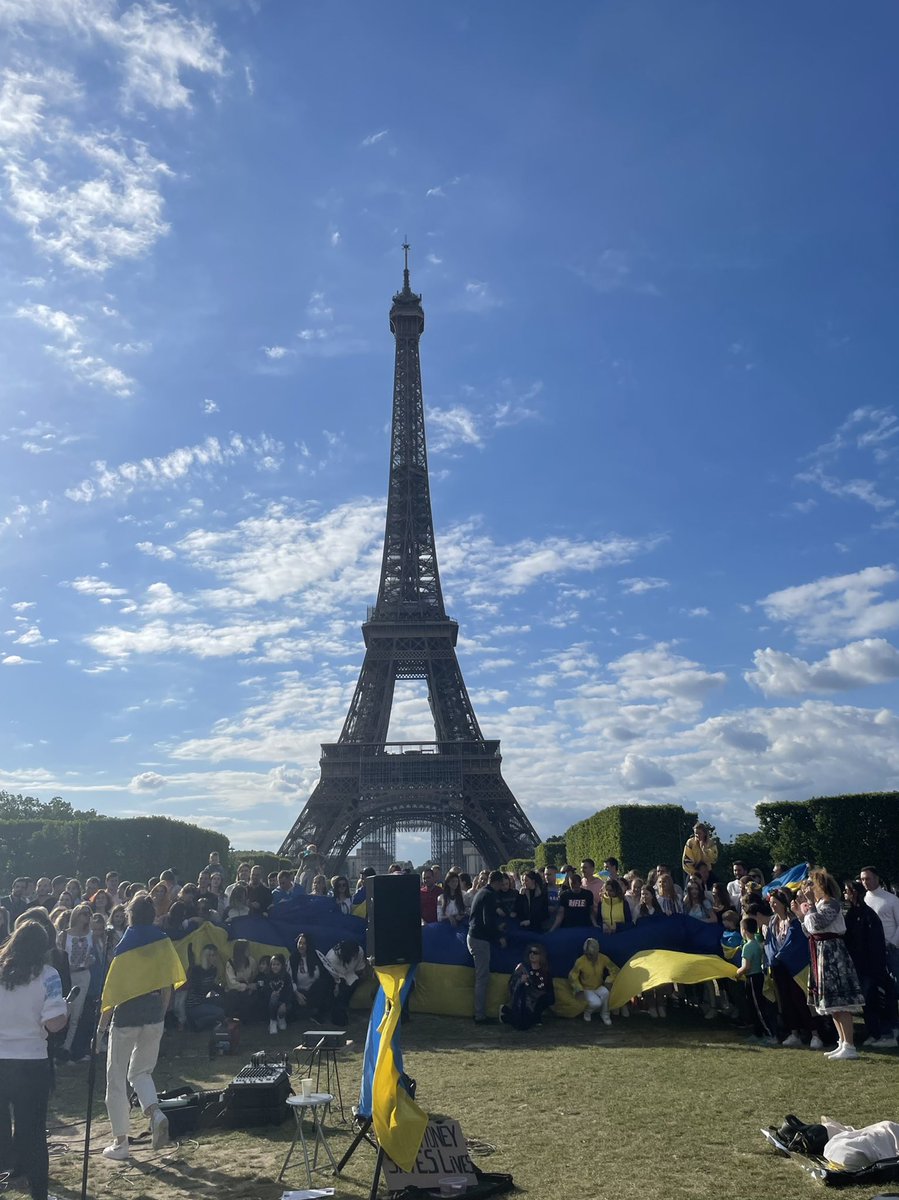 lapatina_'s tweet photo. A Ukrainian picnic in Paris ❤️ https://t.co/gLSbQpsNct