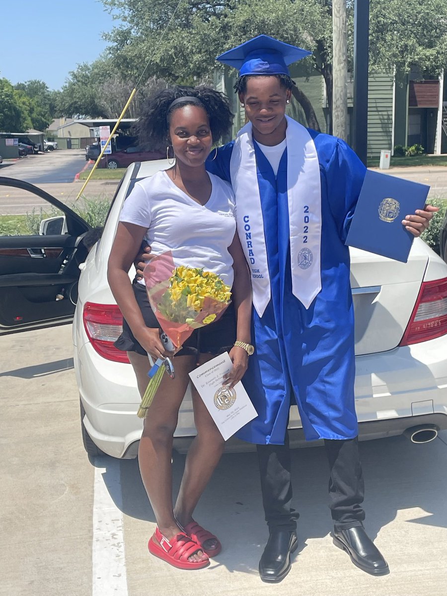 Xntwon1's tweet photo. Mission completed rdy for the next chapter thanks coach @JoshRagsdale  and moms for sure most definitely wouldn’t be here without y’all playing a huge role in my life #gochargers ⚡️💙 #pistolsup🤟🏾 https://t.co/qbwzOIjlgP