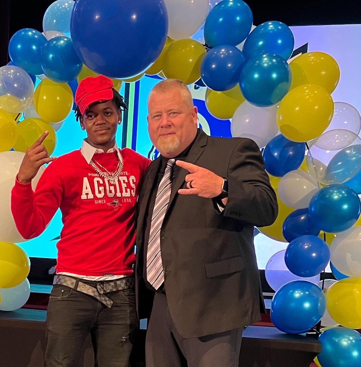 Xntwon1's tweet photo. Mission completed rdy for the next chapter thanks coach @JoshRagsdale  and moms for sure most definitely wouldn’t be here without y’all playing a huge role in my life #gochargers ⚡️💙 #pistolsup🤟🏾 https://t.co/qbwzOIjlgP