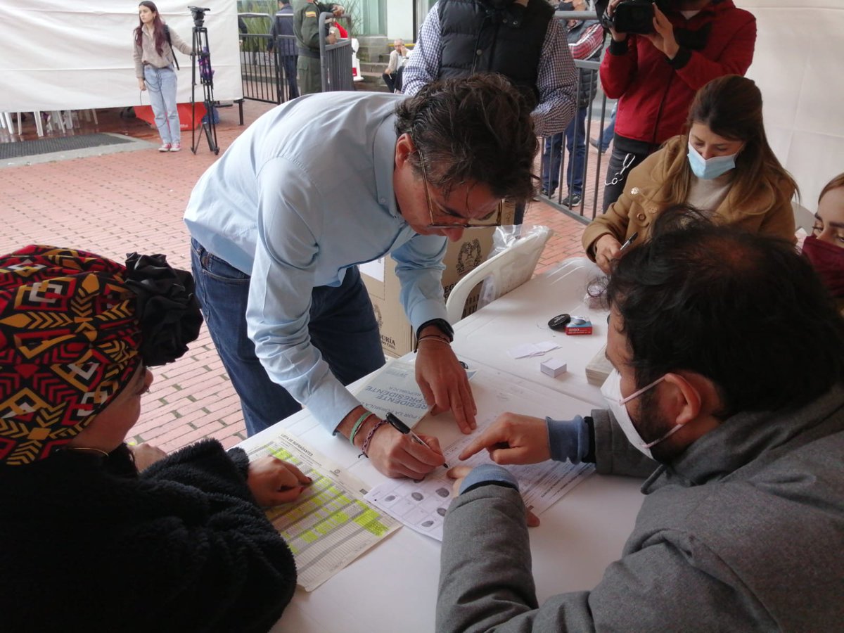 agaviriau's tweet photo. Ejercido el derecho y cumplido el deber democrático. Mi voto fue por @sergio_fajardo y @LuisGMurillo.

Seguimos en la lucha. https://t.co/aYjpZIsXEh