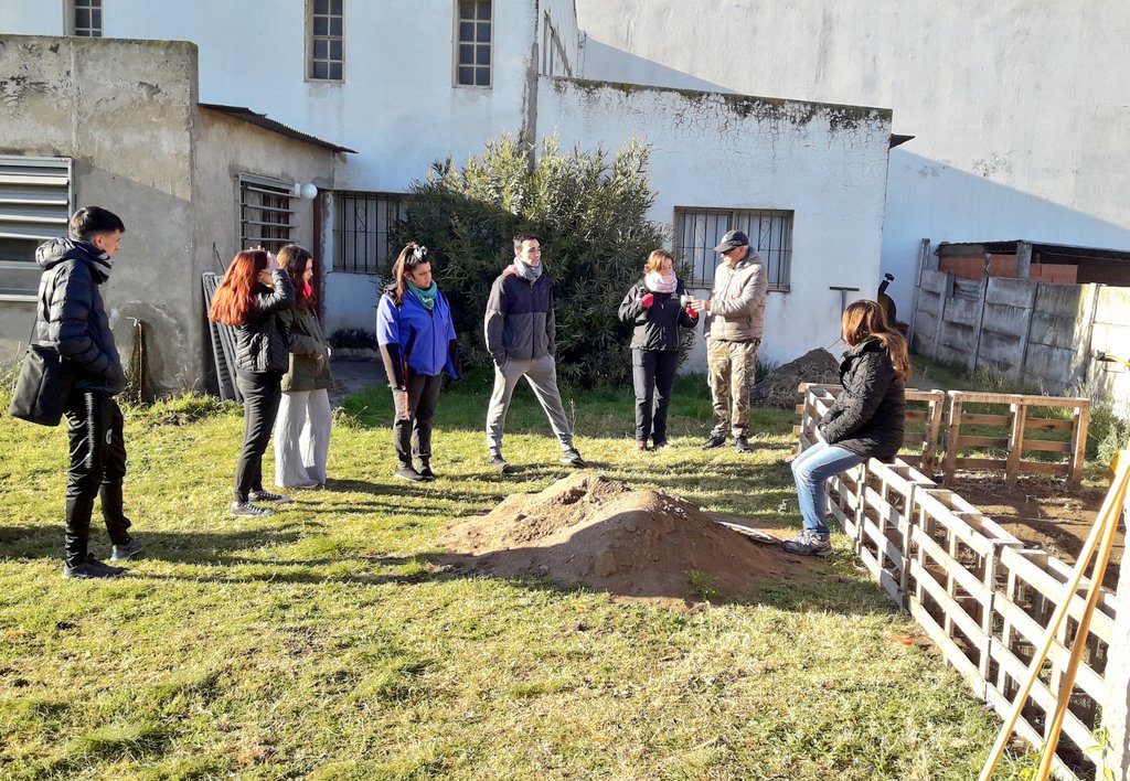 Val_Fabian's tweet photo. Sabado junto a la agrupacion franciscana #Inquietos, construimos la #HuertaComunitaria🥦 del #5DeAbril.
¡Cercamos,pasamos el motocultivador y sembramos! gracias a todos los que se suman a #HuertasDeLaCiudad🥕 del @MunicipioBahia.
@Centenojulietam @ctommasi
#Scouts #INTA #Salud https://t.co/EYgYeefgWz