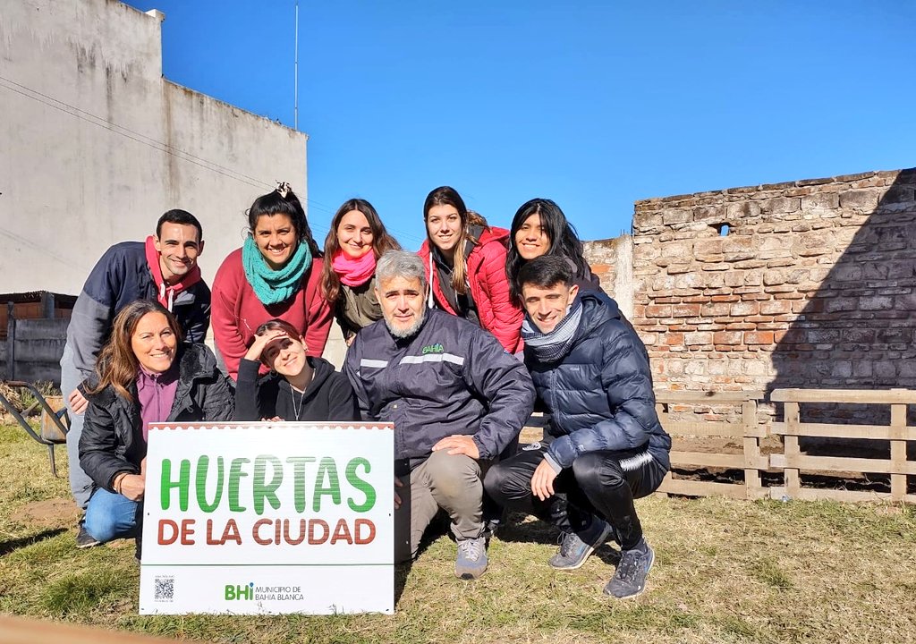 Val_Fabian's tweet photo. Sabado junto a la agrupacion franciscana #Inquietos, construimos la #HuertaComunitaria🥦 del #5DeAbril.
¡Cercamos,pasamos el motocultivador y sembramos! gracias a todos los que se suman a #HuertasDeLaCiudad🥕 del @MunicipioBahia.
@Centenojulietam @ctommasi
#Scouts #INTA #Salud https://t.co/EYgYeefgWz