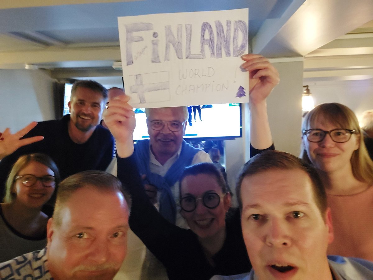LassiRikkonen's tweet photo. Kiakon koti on Tampereella, mutta myös Pariisissa omistaudutaan loppuottelulle  #ICA22 konferenssikiireistä huolimatta #IIHF Go #Leijonat!!! https://t.co/3odtjWG2hN