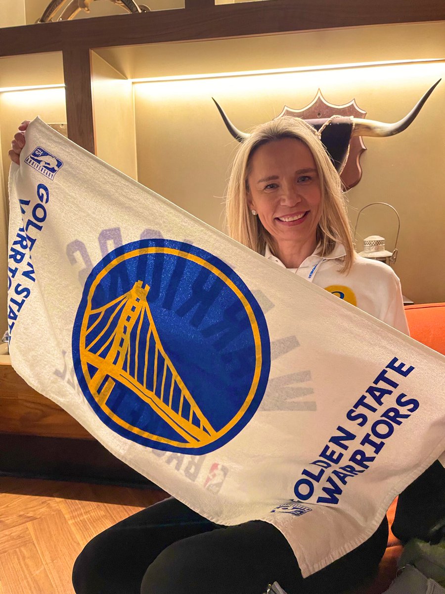 LjaStott's tweet photo. Waiting patiently to see my Fav GPII @Garydwayne back on the court!! Me crying last time I did and he gave me his towel!! Lol @SteveKerr @warriors @NBCSWarriors https://t.co/kGrSZwgMQJ