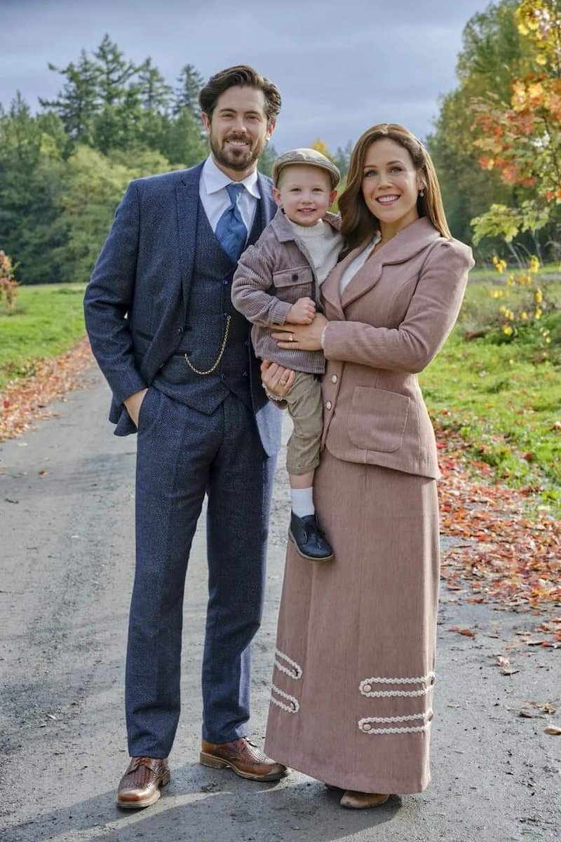 austenpride6's tweet photo. @hallmarkchannel we #Hearties are #allinforseason10 because #wearehopevalley!! We need to see this family come together, and all the stories Hope Valley still has to tell! https://t.co/42ZJOgiTh0