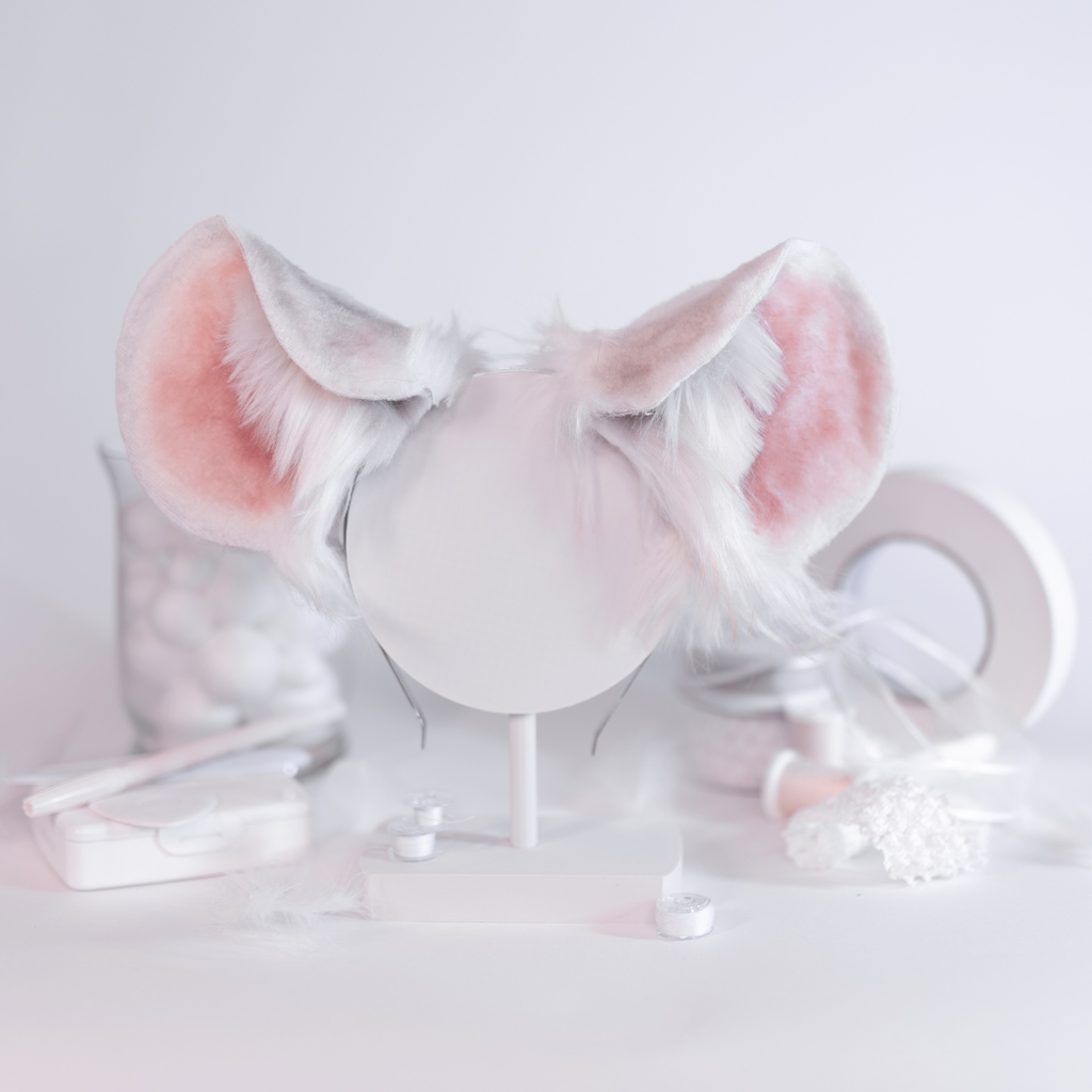 cosgearofficial's tweet photo. @hendoart ear making appreciation post 🙏 Her ear making skills have just become so insane! These mouse ears are so adorable  ⁠
⁠
#10: White Aesthetic ⁠
🟤🔴🟠🟡🟢⁠⁠🔷⁠🔵⁠💖⚪️⁠
⁠
#cosears #cosplayears #white #customears #custom #cosgear https://t.co/gmpTOFUe32