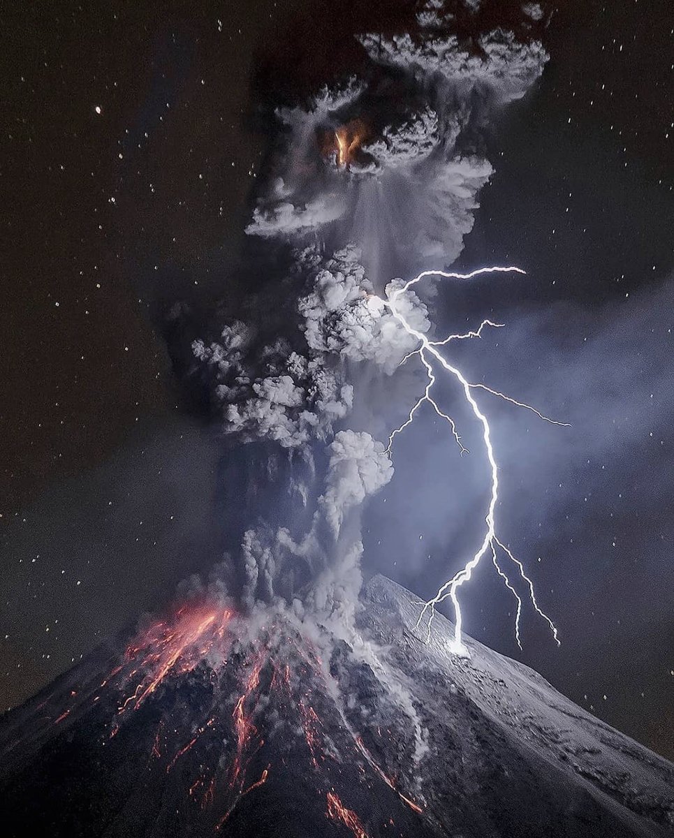 picazomario's tweet photo. Erupción del volcán Colima, México. Rayos volcánicos resultado de la colisión entre las partículas que componen la pluma de piroclastos. La colisión también puede incorporar partículas de hielo y generar electricidad estática, que es la que termina generando los rayos. 📷 Tapiro https://t.co/LXZjjOeiBr