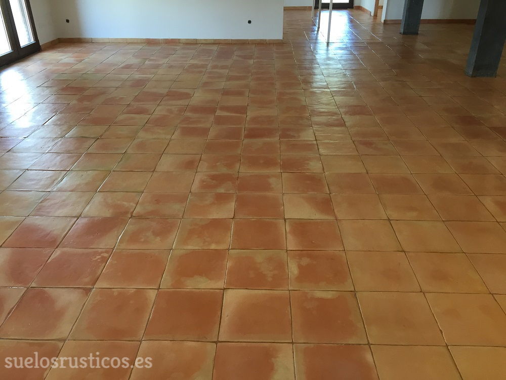 SuelosR's tweet photo. Tratamiento suelo de barro interior. #suelosrusticos #architecture #floor #suelodebarro #baldosasdebarro #interiorismo #interiordesign #suelosbonitos #casasconencanto #aceitedemora #barnizmora #soleria #terracotta #fang #terracuita  #vintagedecor #interiordesign #interiordecor https://t.co/Yk7LHYjMkZ