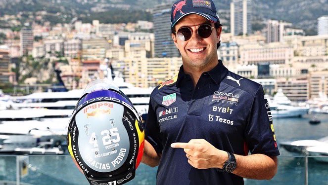 panaoficial's tweet photo. ¡Qué emociones vivimos el día de hoy en la historia del automovilismo mexicano! @SChecoPerez ganando el Gran Premio de Mónaco con un casco conmemorativo de las victorias y podiums en conjunto con la leyenda Pedro Rodríguez. 🇲🇽🏆

Créditos 📸: @escuderiatelmex @schecoperez https://t.co/fOIYnykRQ6