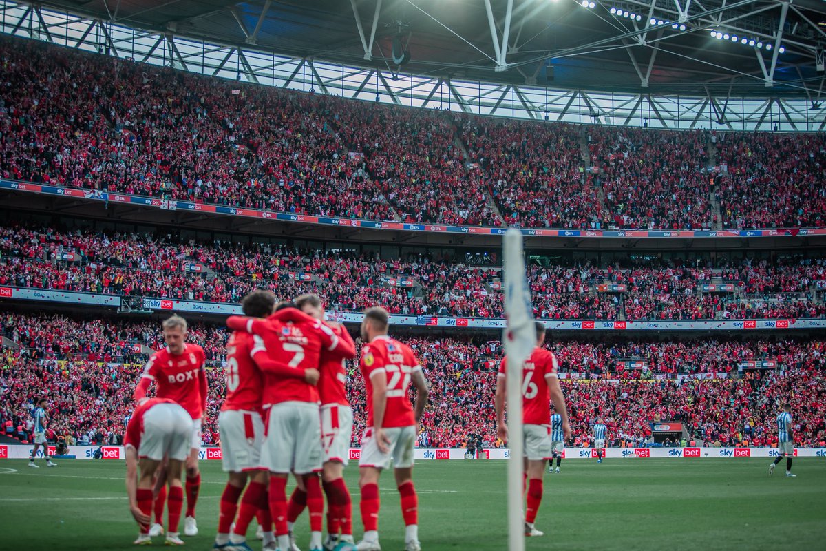 LaMediaInglesa's tweet photo. OFICIAL:

El Nottingham Forest logra superar al Huddersfield y se hace con el ascenso a Premier League tras ganar el famoso partido de los 100 millones de libras.

Vuelven a la primera división tras una ausencia de 23 años de duración. https://t.co/vuL6SadgPX