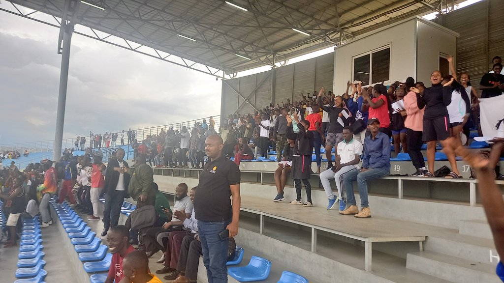 bugeserayouth's tweet photo. Ikipe ya #NyamataTVET mu mupira w'amaguru yageze ku mukino wa nyuma ku rwego rw'igihugu nyuma yo gutsinda ikipe ya #APAER 1-0.
Yiyongereye ku makipe ya #GsMwendo muri Handball mu bahungu na #NEGA Netball zageze mu mikino yanyuma ku rwego rw'igihugu.
👏🏿👏🏿 https://t.co/Kw7wNYcWbp