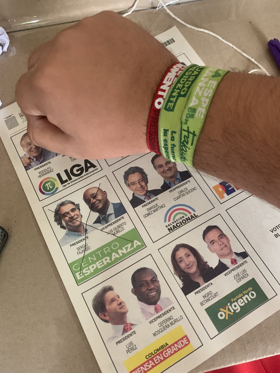 Juanlozanog's tweet photo. Voto por convicción, sin cálculo. Voto por el mejor candidato y el mejor programa. Mi voto es por el profe, por quién me la he jugado desde el día 0 de esta campaña.

#YaVotéPorFajardo 
@sergio_fajardo. https://t.co/KskMhs3jcu