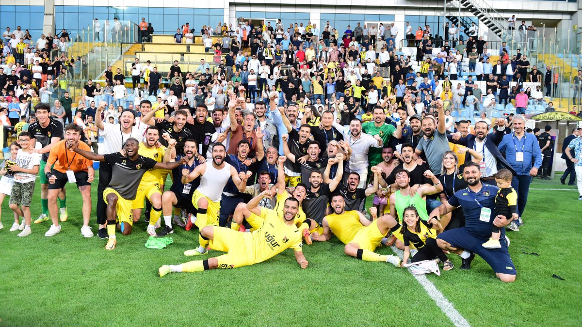 istanbulspor's tweet photo. 💛🖤 #EfsaneRuhla ait olduğumuz yere! 

#İstanbulspor #BoğazınBoğaları https://t.co/hWikCW3Xf4