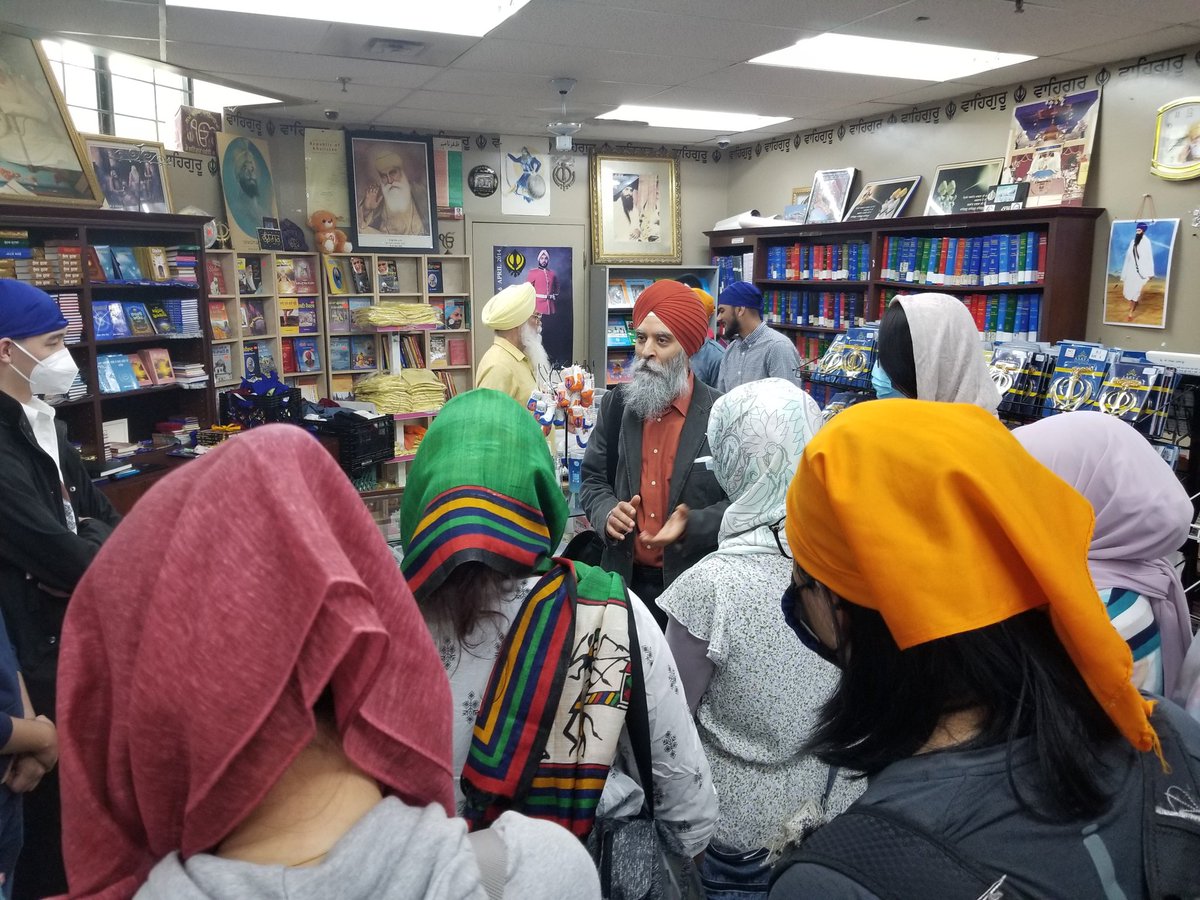 ReligionsGeek's tweet photo. Back at the #Sikh gurdwara after 2.5yrs with @UofT students.
#langar
#interfath https://t.co/qAUx8POSCx