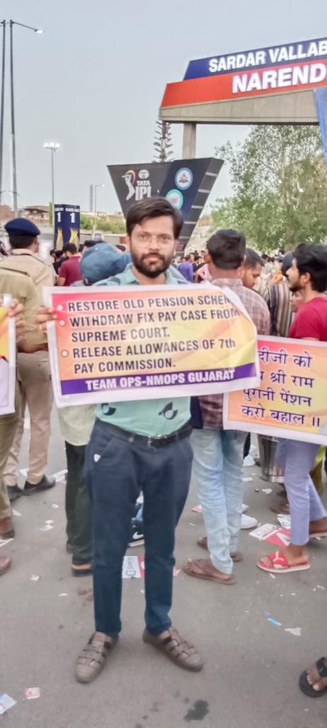 आज अहमदाबाद में IPL की फाइनल मैच के दौरान भी पुरानी पेंशन बहाल करते हुए जांबाँझ कर्मचारी।
#Team ops-Gujarat
કર્મચારી જાગૃતિ સે સામાજિક જાગૃતિ તરફ એક પ્રયાસ..<a href="/GujaratOps/">Team OPS Gujarat (Official) 🤘</a> 
<a href="/VtvGujarati/">VTV Gujarati News and Beyond</a> <a href="/abpasmitatv/">ABP Asmita</a>
<a href="/Zee24Kalak/">Zee 24 Kalak</a> <a href="/RonakABPAsmita/">Ronak patel</a> <a href="/aajtak/">AajTak</a> <a href="/ndtv/">NDTV</a> <a href="/tv9gujarati/">Tv9 Gujarati</a> <a href="/ZeeNews/">Zee News</a> <a href="/CMOGuj/">CMO Gujarat</a>